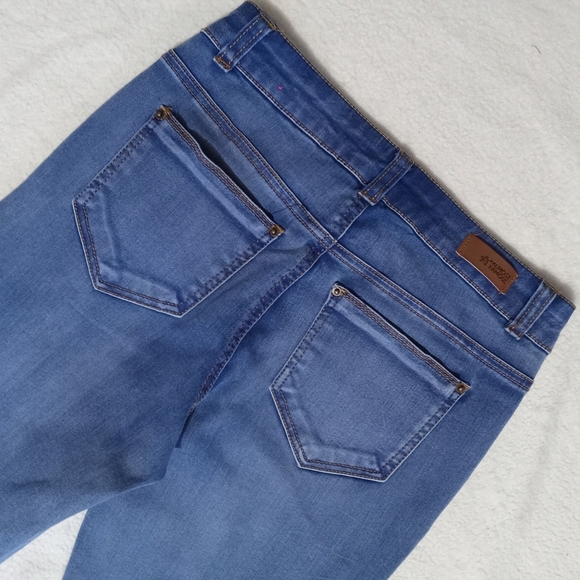 Almost Famous Like New Button Front Stretch Denim Skinny Jeans size 5 - Picture 5 of 8
